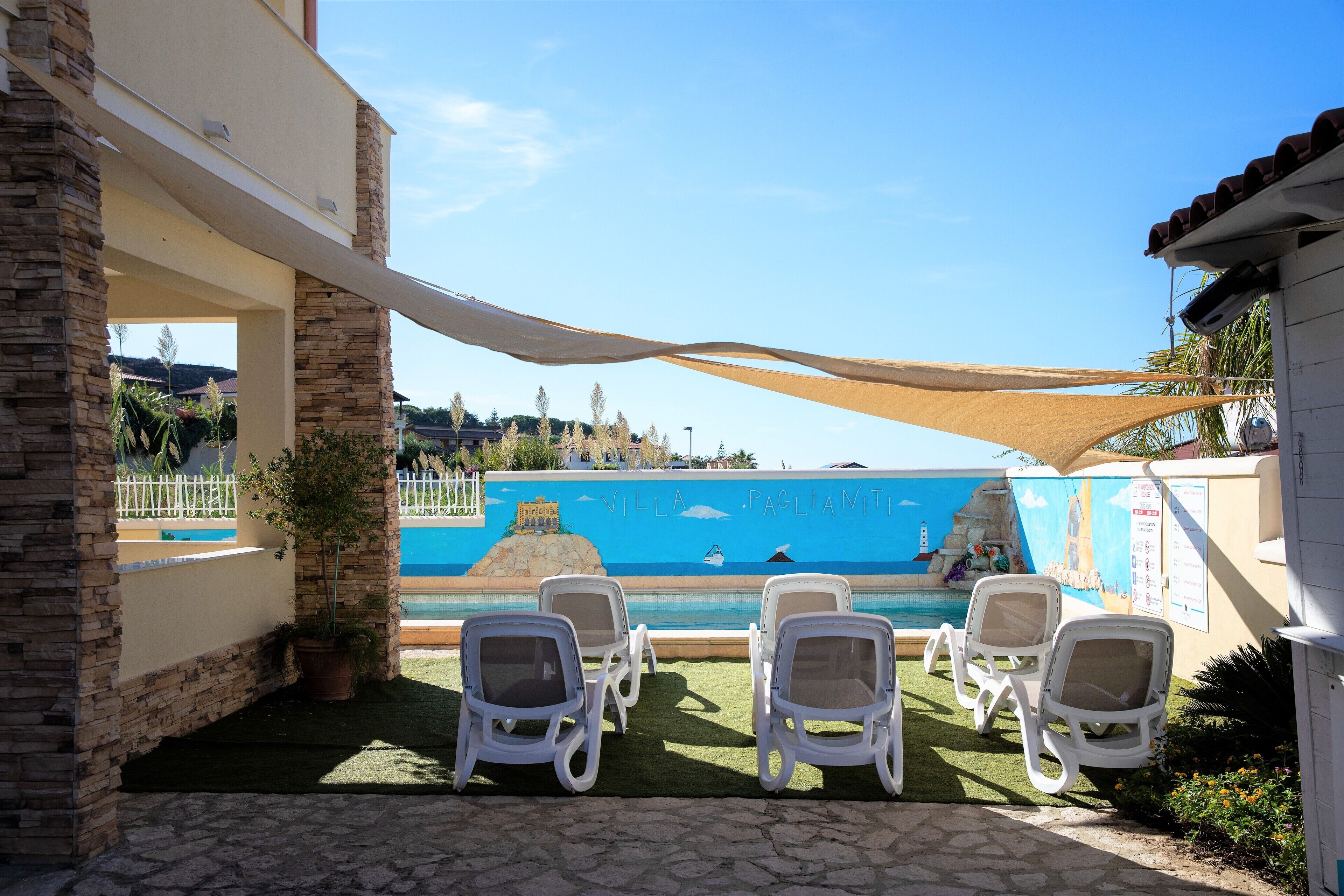 Piscina stagionale all'aperto, ombrelloni da piscina, lettini