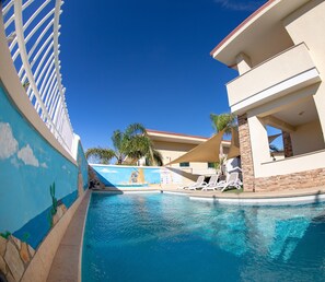 Piscine extérieure (ouverte en saison), parasols de plage