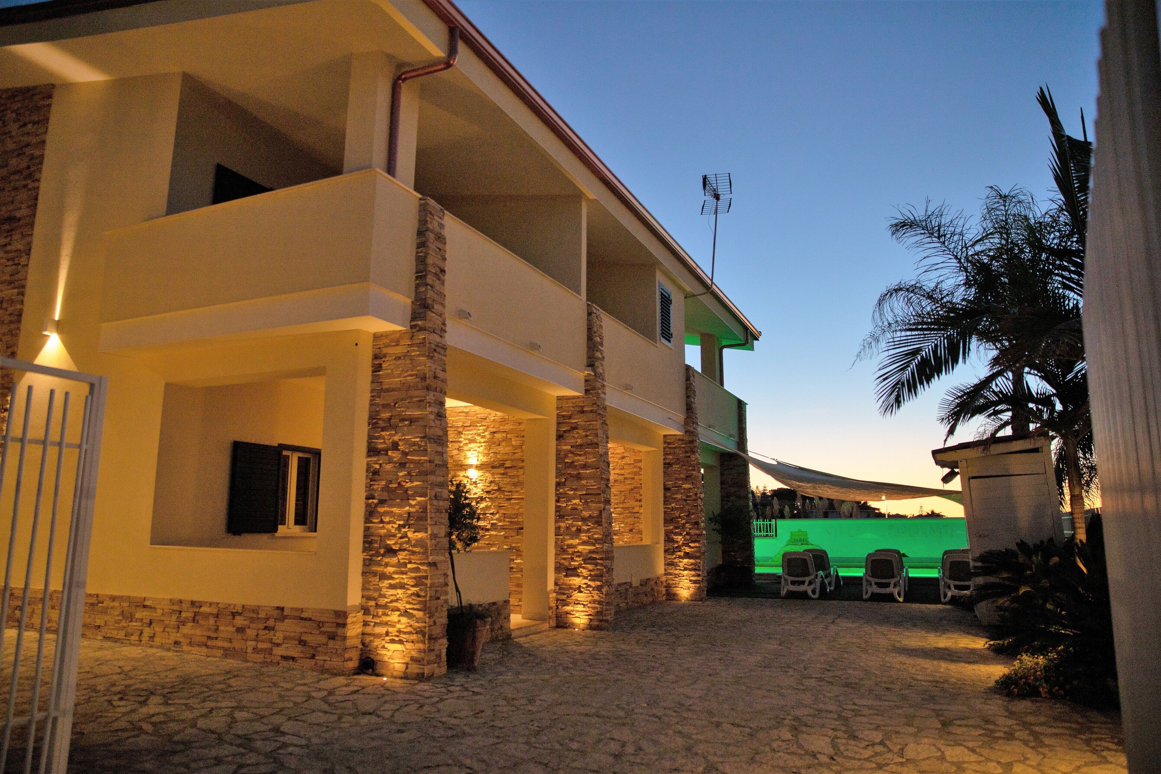 Vista frontal de la propiedad