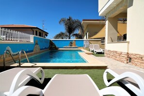 Seasonal outdoor pool, pool umbrellas, pool loungers - Villa Paglianiti - Your Family Residence (Briatico)