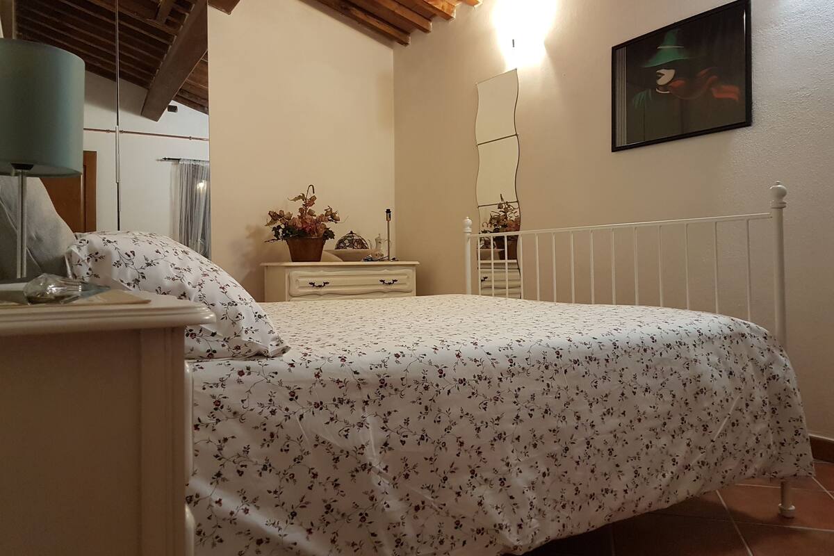 Standard Room, 1 Queen Bed, Shared Bathroom | 1 bedroom, free WiFi