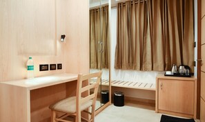 مكتب ومكواة/لوح كي وواي فاي مجانًا