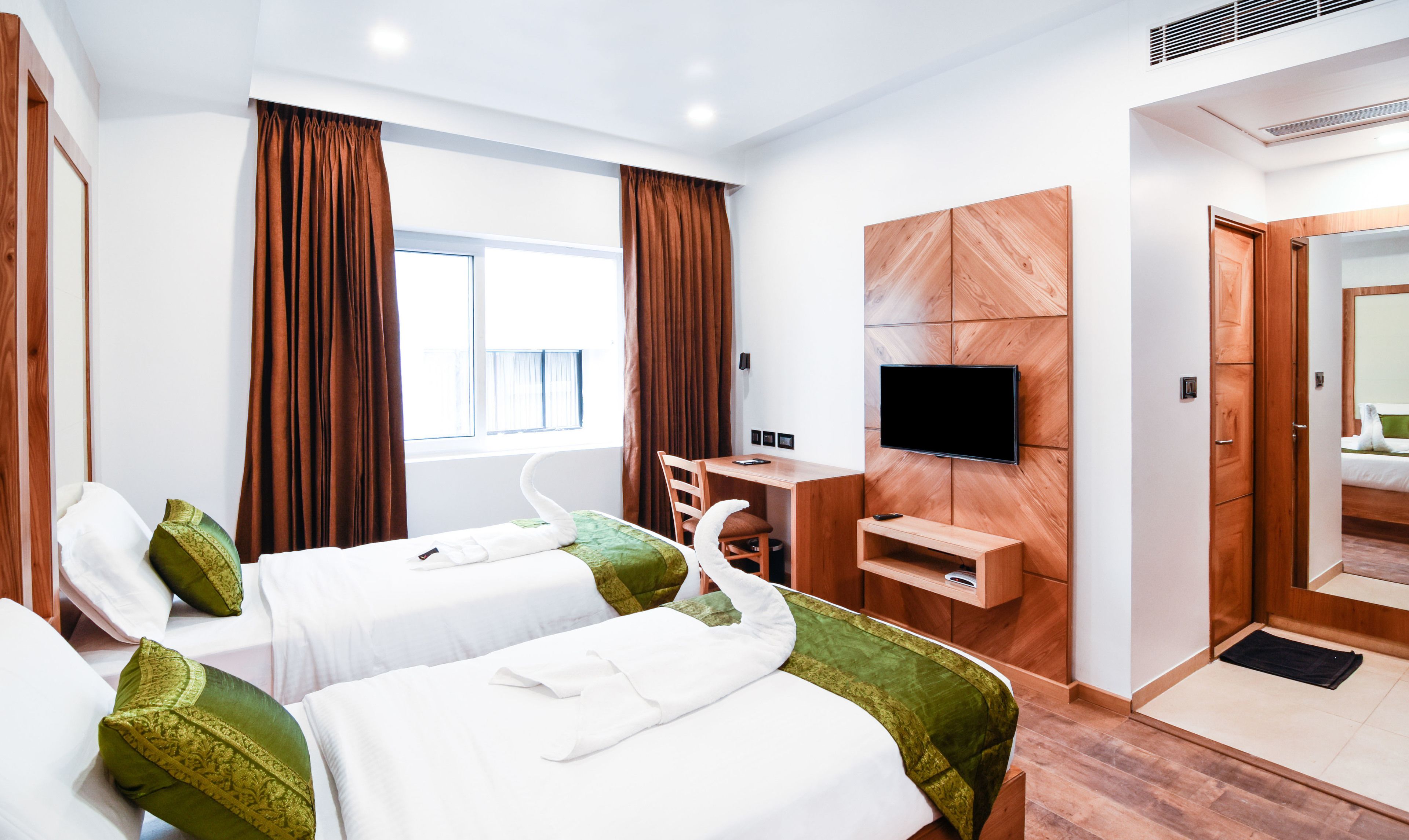 Escritorio, tabla de planchar con plancha y wifi gratis 