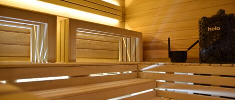 Un banco de madera con iluminación integrada, una pared de madera y una escultura con la palabra "helo".