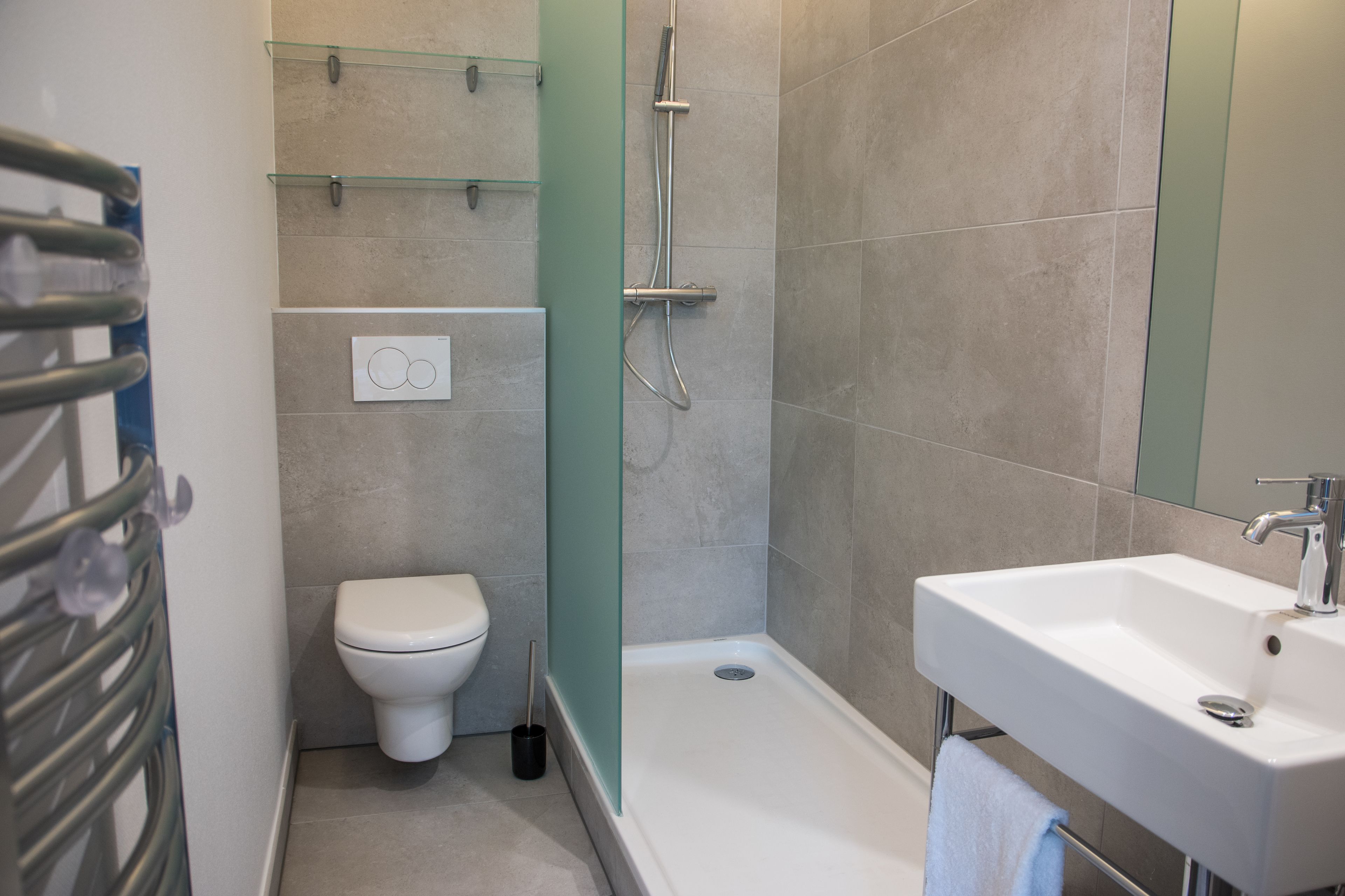 Une salle de bain avec des toilettes, une douche et un lavabo.