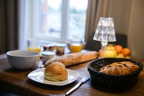 Desayuno continental diario (EUR 16 por persona)
