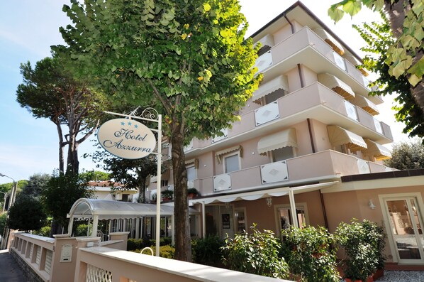 Un hôtel à plusieurs étages, sur lequel on peut lire l’inscription « Hôtel Abzurra ».