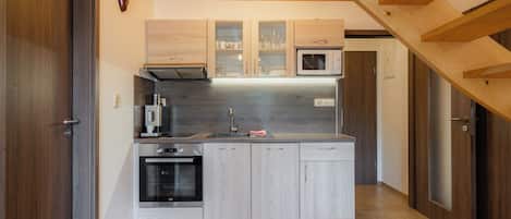 Duplex, 2 chambres (Apt 3) | Cuisinette privée | Réfrigérateur, four à micro-ondes, surface de cuisson, lave-vaisselle
