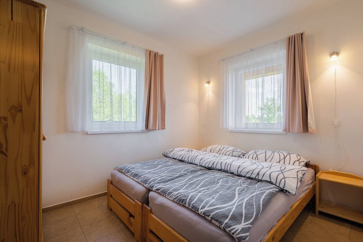 อพาร์ทเมนท์, 2 ห้องนอน (Apt 1) | พื้นที่ทำงานแบบใช้แล็ปท็อป, ผ้าม่านกันแสง, เปล/เตียงเด็กอ่อน (ฟรี)