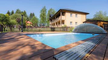 Außenpool (je nach Saison geöffnet), Liegestühle