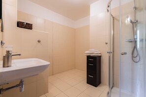Apartment, 1 Schlafzimmer (Apt 2) | Badezimmer | Dusche, kostenlose Toilettenartikel, Handtücher, Toilettenpapier