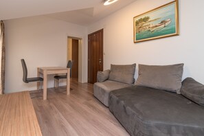 Apartamento, 1 habitación, balcón | Zona de estar | Una televisión de pantalla plana