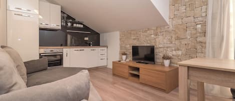 Appartement, 1 slaapkamer, balkon | Woonruimte | Een flatscreentelevisie