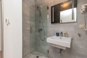 Ducha, secador de pelo, toallas