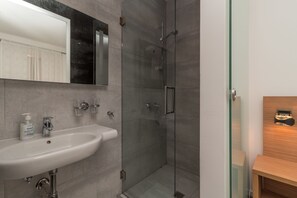 Dusche, Haartrockner, Handtücher