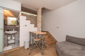 Suite - terrasse | Opholdsområde | Fladskærms-tv