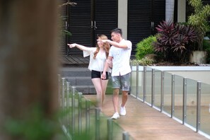 供应早餐、午餐和晚餐，地方菜