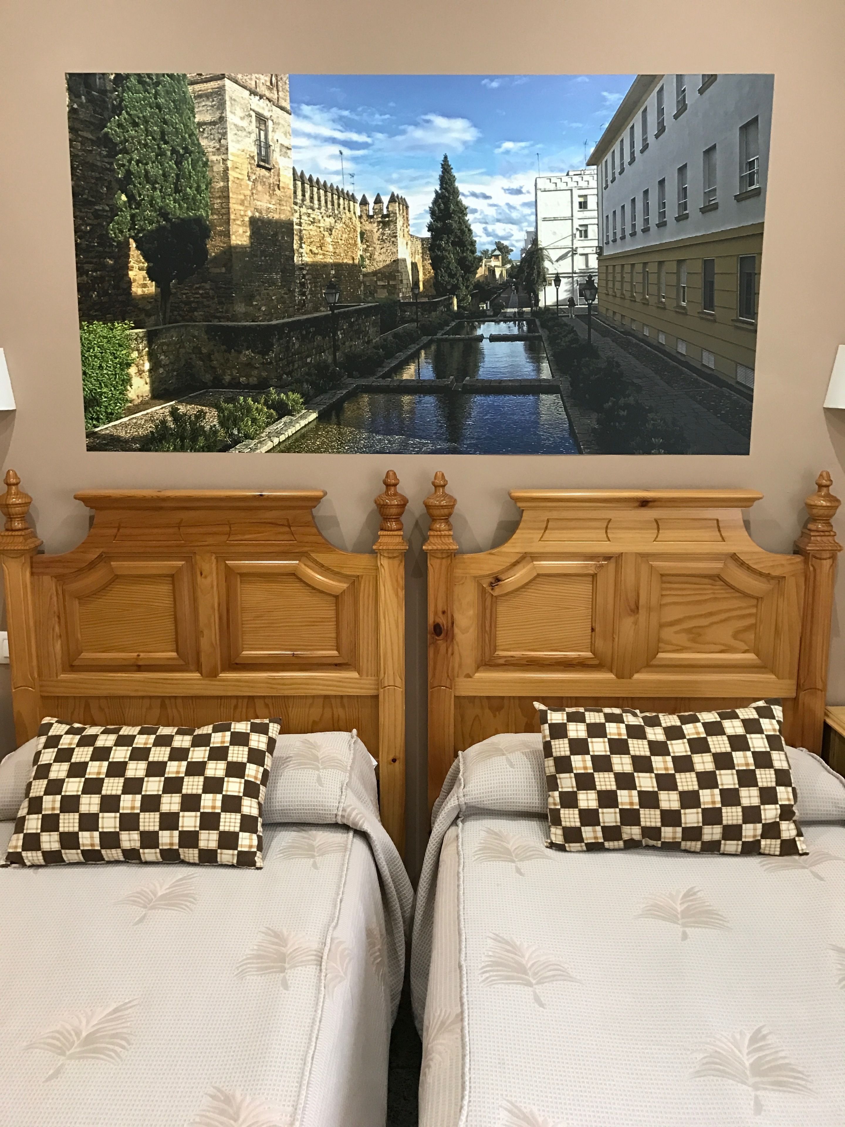 Kamer, 1 twee- of 2 eenpersoonsbedden | Een kluis op de kamer, een bureau, een laptopwerkplek, gratis wifi