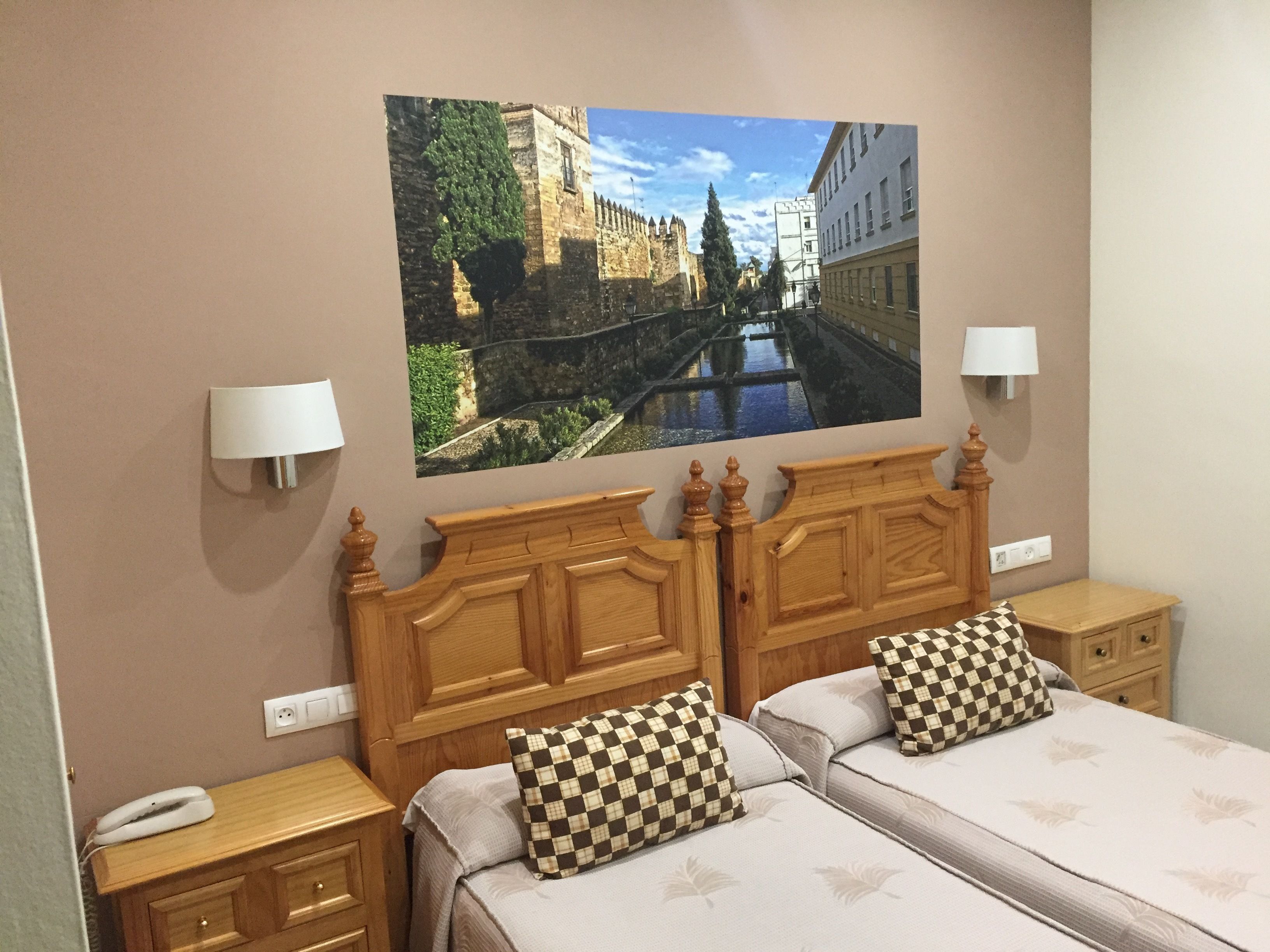 双人房或双床房 | 客房内保险箱、办公桌、笔记本电脑工作区、免费 WiFi