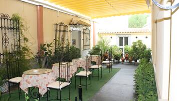 Daily continental breakfast (EUR 5 per person)