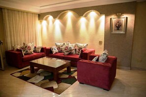 Grand Apartment, 3 Bedrooms | Living area