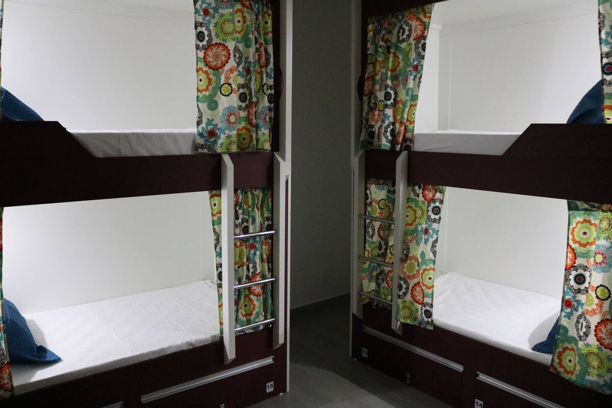 共用宿舍, 僅限女士, 私人浴室 (4 Beds) | 熨斗/熨衣板、免費無線上網