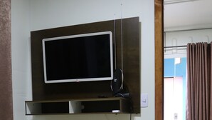 Iron/ironing board (on request), WiFi (free) -  Bonabrigo Hostel & Suites (Balneário Camboriú)