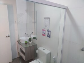 Suite, salle de bains privée | Salle de bain | Douche, sèche-cheveux