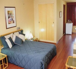 Minibar, desk, free WiFi, bed sheets - Brasão Palace Hotel (Presidente Prudente)