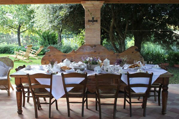 Daily cooked-to-order breakfast (EUR 20 per person)
