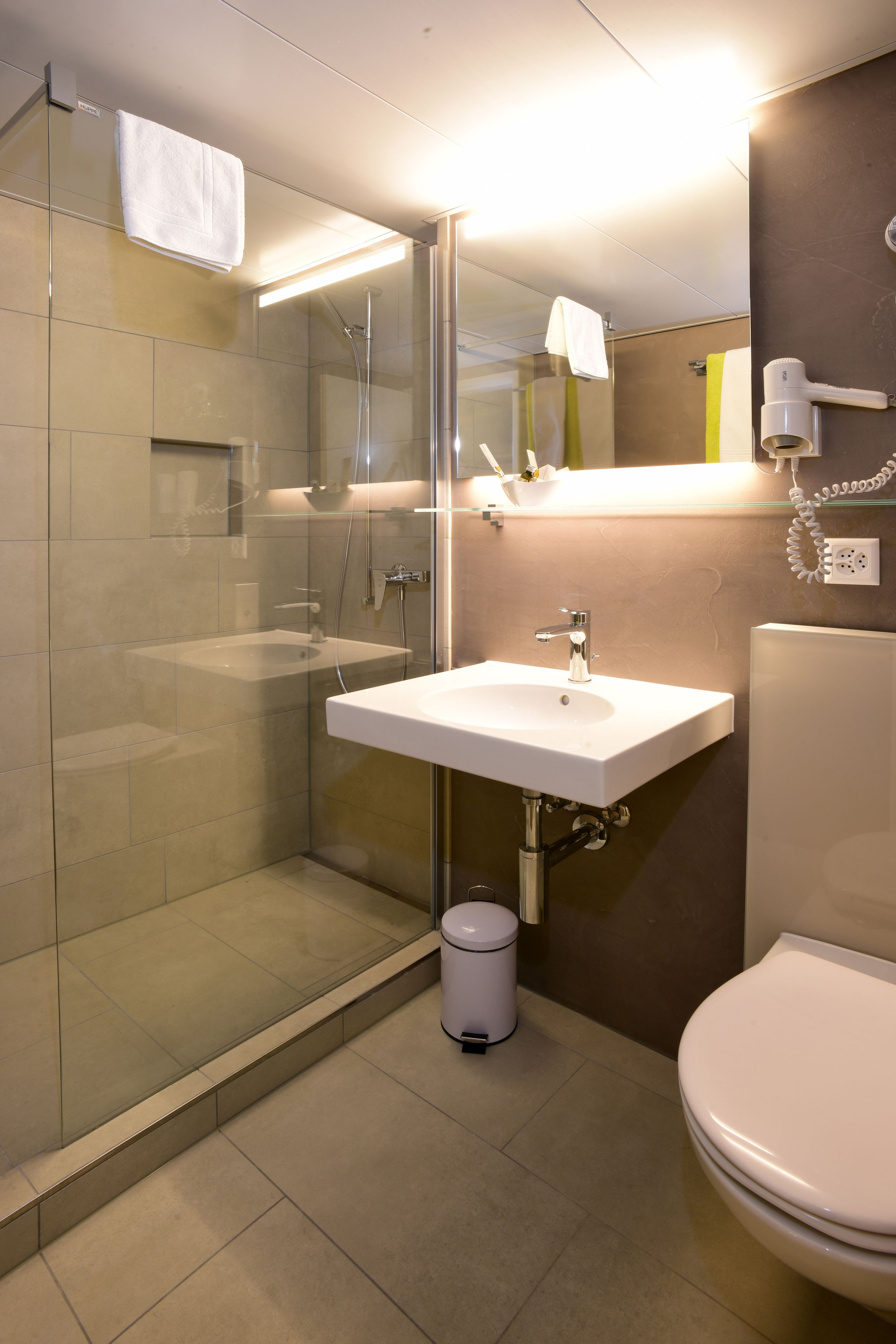 shower, free toiletries, hair dryer, towels