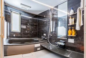 Private Vacation Home (3 Bedrooms) | Bathroom | Separate tub and shower, free toiletries, hair dryer, towels - Zangetsu (Kutchan)
