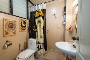 Princess Room | Bathroom | Free toiletries, hair dryer, towels - Nego Home (Bangkok)