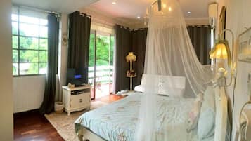 Chic Family Room | Free WiFi