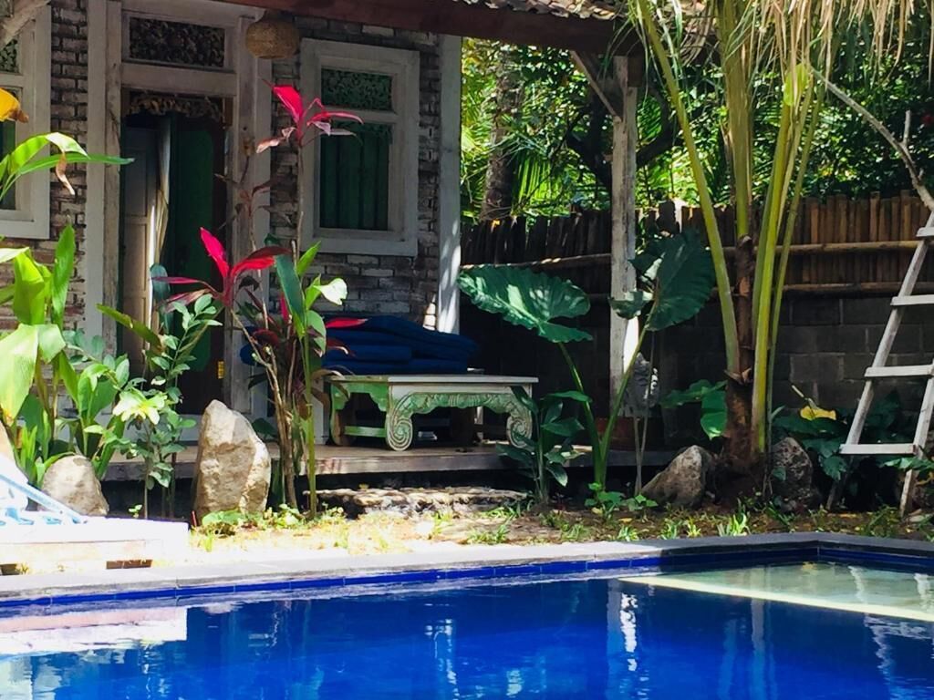 Una piscina al aire libre