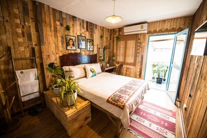 Escritorio, sistema de insonorización, wifi gratis y ropa de cama 