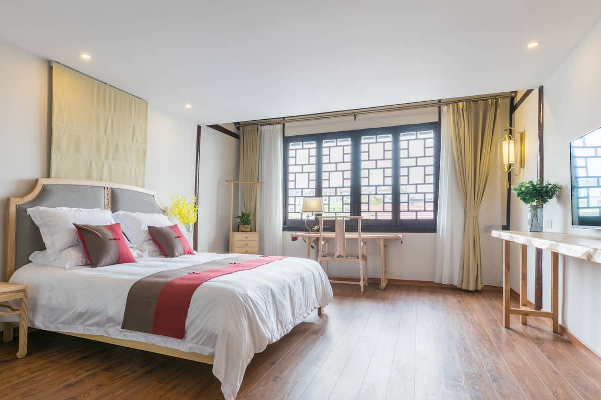 Escritorio, cortinas blackout y tabla de planchar con plancha