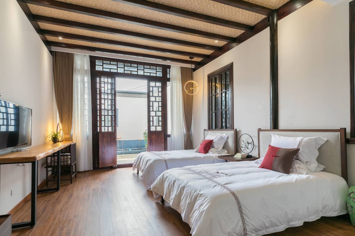 Escritorio, cortinas blackout y tabla de planchar con plancha