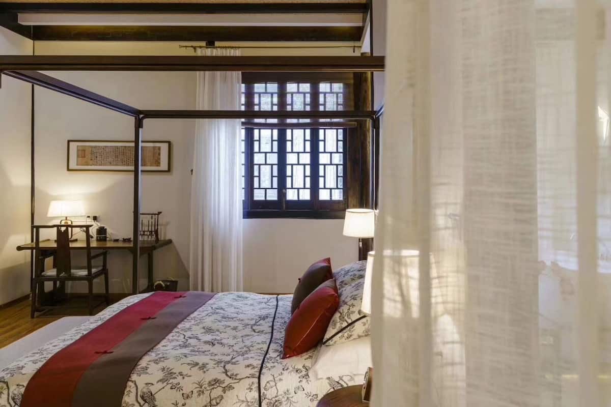 Escritorio, cortinas blackout y tabla de planchar con plancha
