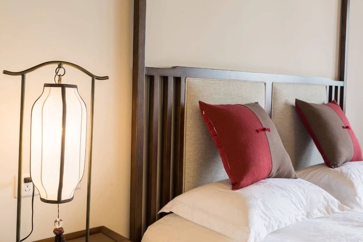 Escritorio, cortinas blackout y tabla de planchar con plancha