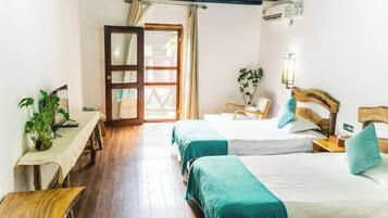 Escritorio, cortinas opacas, wifi gratis