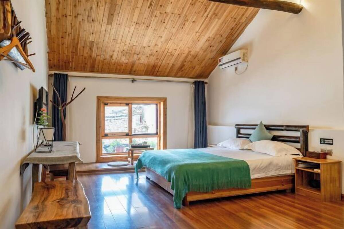 Escritorio, cortinas blackout y wifi gratis