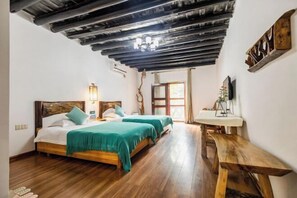 Escritorio, cortinas opacas, wifi gratis