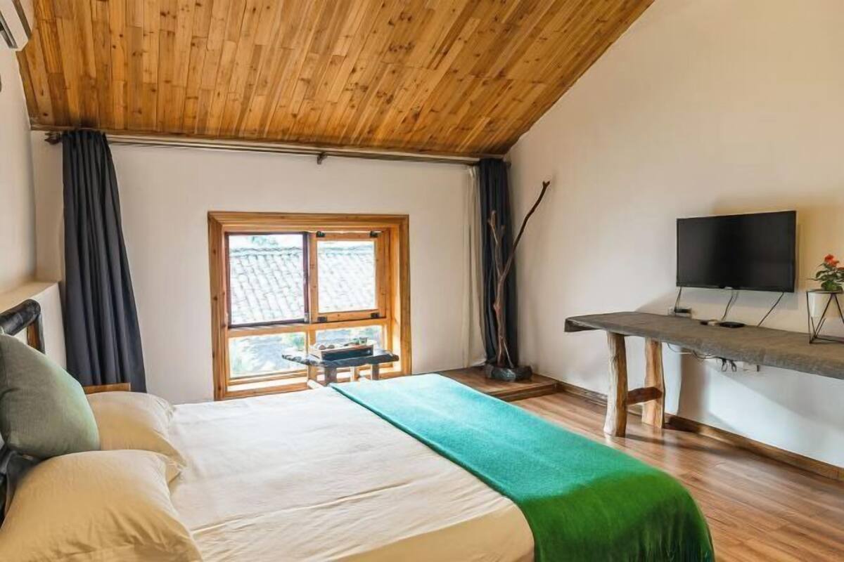 Desk, blackout curtains, free WiFi