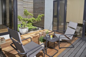 Grand-huone, 2 makuuhuonetta, näköala pihalle, puutarha-alue | Terassi/patio