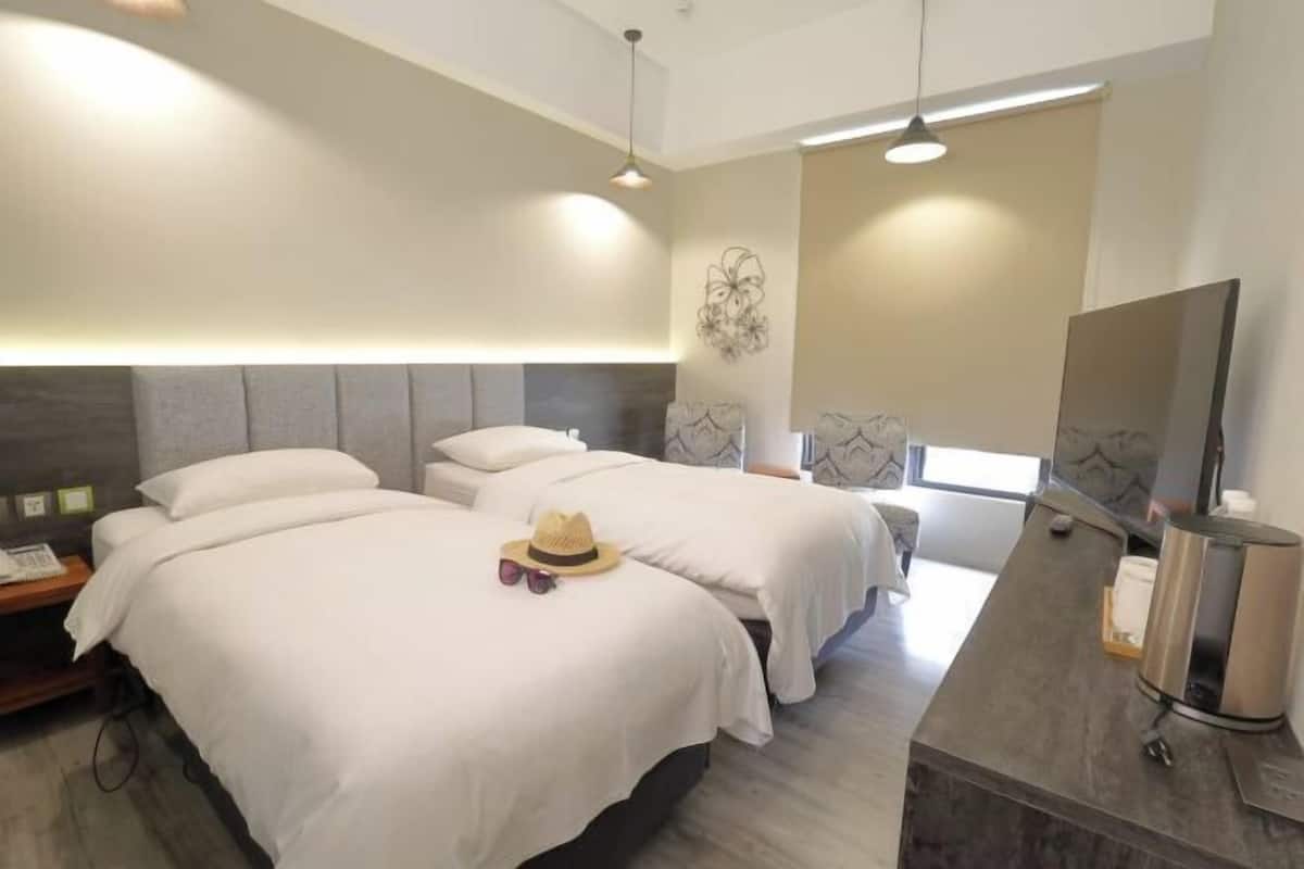 2 bedrooms, premium bedding, down comforters, memory foam beds