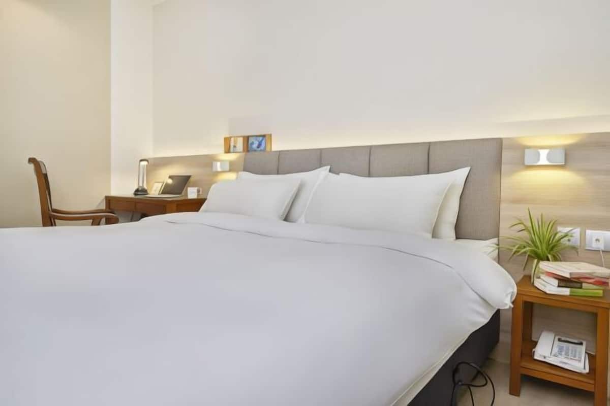 2 bedrooms, premium bedding, down comforters, memory foam beds