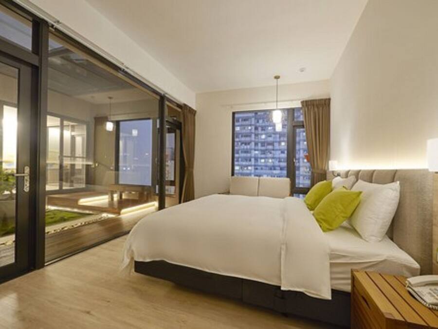 Rom – grand, 2 soverom, bakgårdsutsikt, hageområde | Sengetøy av topp kvalitet, dundyner og memory foam-senger