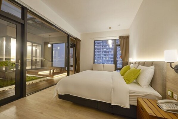 Grand Room, 2 Bedrooms, Courtyard View, Garden Area | Premium bedding, down duvets, memory-foam beds, blackout curtains