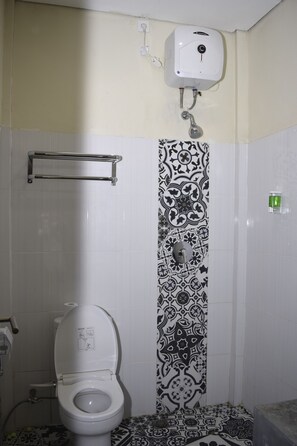 シャワー、バスアメニティ (無料)、ヘアドライヤー、タオル